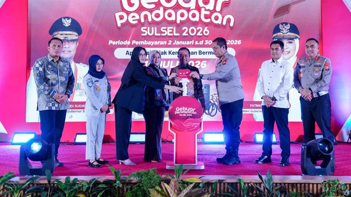 Gubernur Sulsel Andi Sudirman Sulaiman memberikan apresiasi dalam acara Gebyar Pendapatan.