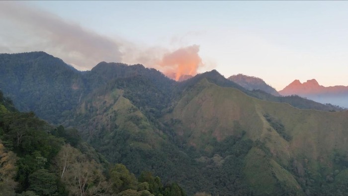 Gunung Biru di Mojokerto masih terbakar