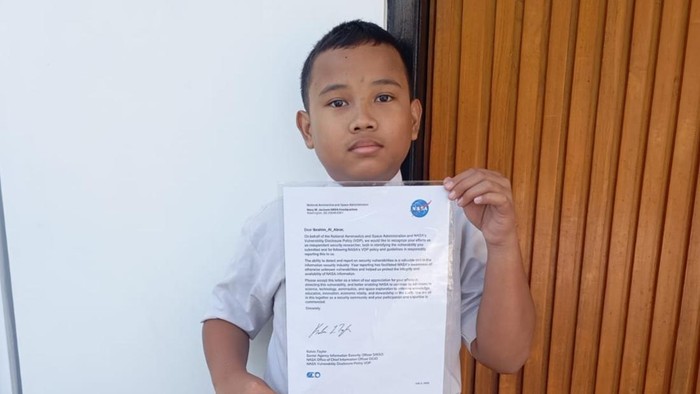 Ibrahim Al Abra, menunjukkan surat apresiasi dari NASA.