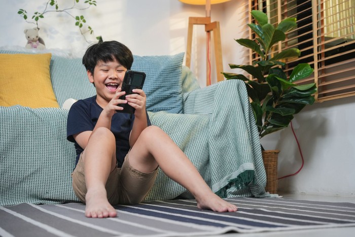 Anak laki-laki kecanduan gadget