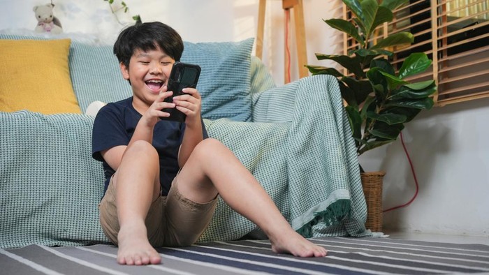Ilustrasi anak main hp