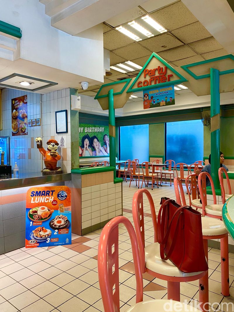 Interiornya Tak Berubah Sejak 1992, A&W Rawamangun Jadi Tempat Bernostalgia A&W Rawamangun Jadi Tempat Bernostalgia