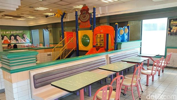 Interiornya Tak Berubah Sejak 1992, A&W Rawamangun Jadi Tempat Bernostalgia A&W Rawamangun Jadi Tempat Bernostalgia