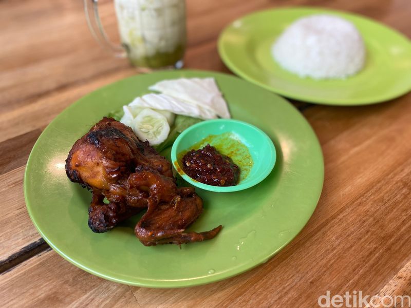 Jajan di Bioskop Tertua Indonesia di Food Court Megaria, Jakarta Pusat.