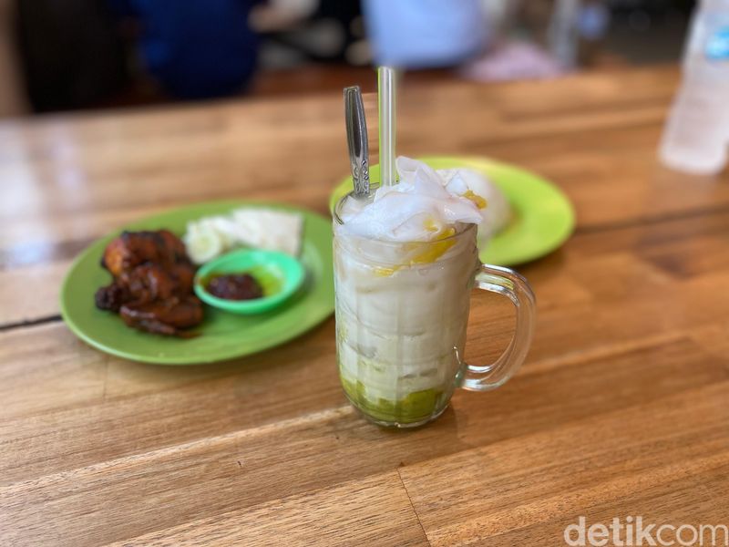 Jajan di Bioskop Tertua Indonesia di Food Court Megaria, Jakarta Pusat.