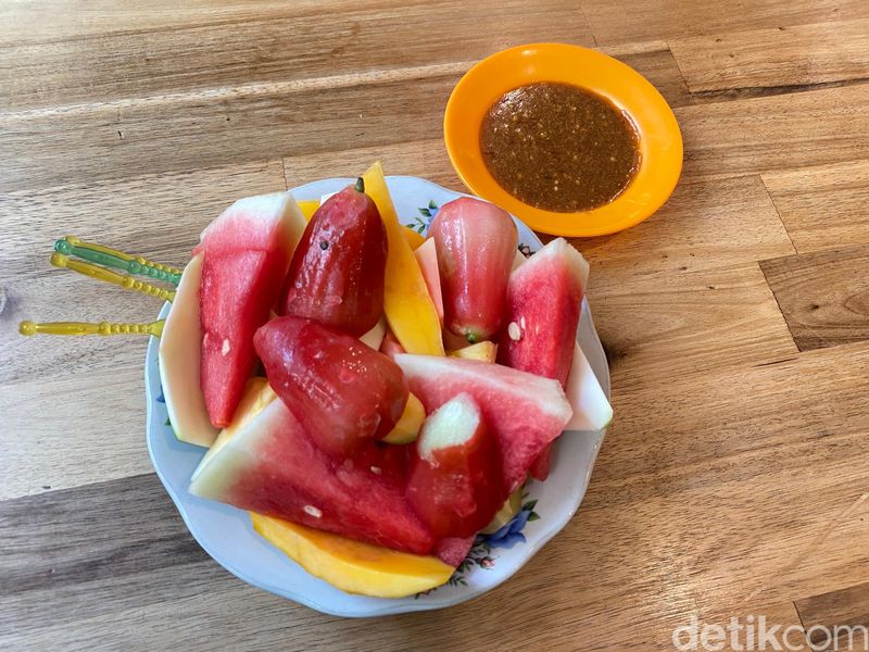 Jajan di Bioskop Tertua Indonesia di Food Court Megaria, Jakarta Pusat.