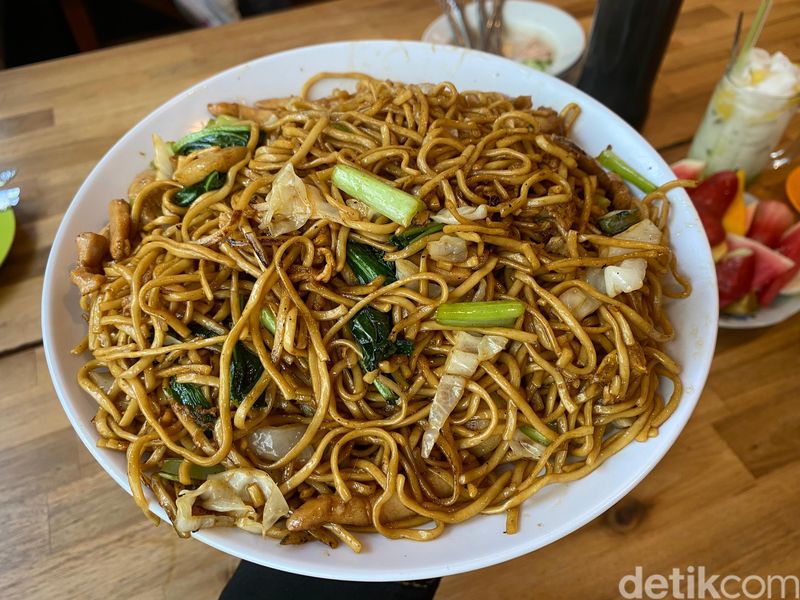 Jajan di Bioskop Tertua Indonesia di Food Court Megaria, Jakarta Pusat.