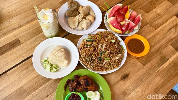 Jajan di Bioskop Tertua Indonesia di Food Court Megaria, Jakarta Pusat.