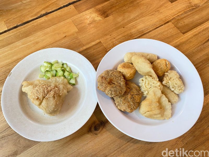 Jajan di Bioskop Tertua Indonesia di Food Court Megaria, Jakarta Pusat.