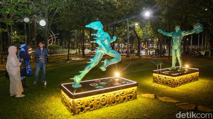 Pengunjung mengamati karya seni dalam pameran Jakarta Provoke! di Taman Menteng, Jakarta, Jumat (17/7/2026).