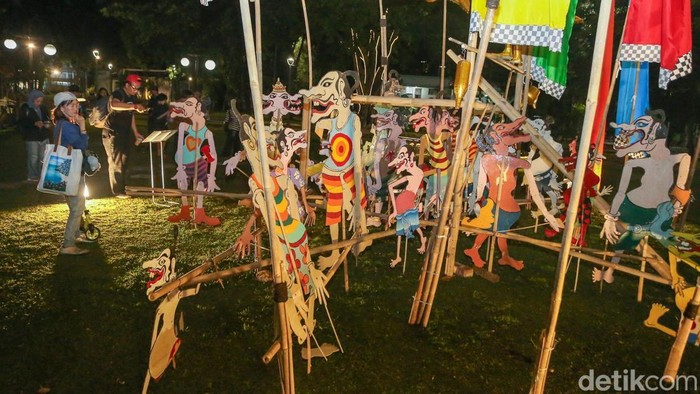 Pengunjung mengamati karya seni dalam pameran Jakarta Provoke! di Taman Menteng, Jakarta, Jumat (17/7/2026).