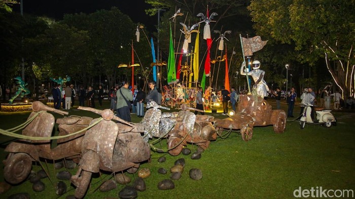 Pengunjung mengamati karya seni dalam pameran Jakarta Provoke! di Taman Menteng, Jakarta, Jumat (17/7/2026).