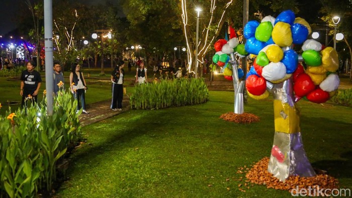 Pengunjung mengamati karya seni dalam pameran Jakarta Provoke! di Taman Menteng, Jakarta, Jumat (17/7/2026).