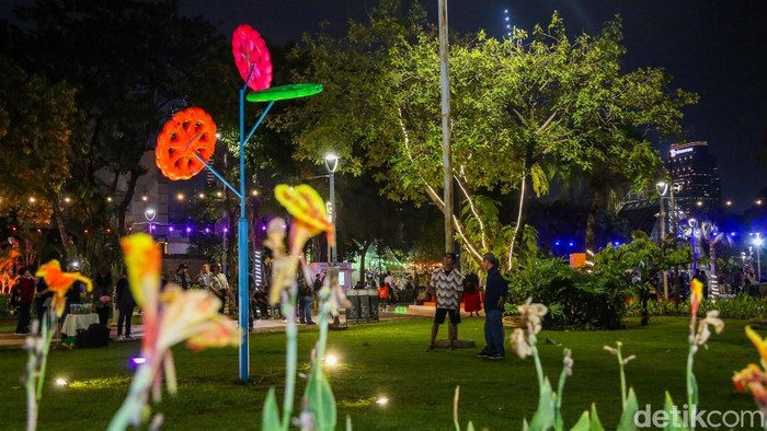 Pengunjung mengamati karya seni dalam pameran Jakarta Provoke! di Taman Menteng, Jakarta, Jumat (17/7/2026).