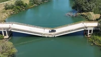 Ngeri! Jembatan Ambrol Masih Dilintasi Warga Pakai Mobil