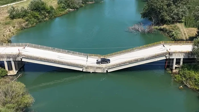 Jembatan ambrol masih dilintasi mobil