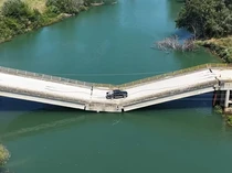 Ngeri! Jembatan Ambrol Masih Dilintasi Warga Pakai Mobil