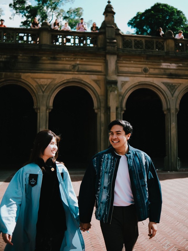 Dalam foto, pria 28 tahun itu tak ragu merangkul dan bergandengan dengan Gracia. Foto romantis mereka berlatar pemandangan Universitas Columbia.Foto: Instagram @jeromepolin