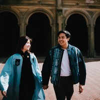 Dalam foto, pria 28 tahun itu tak ragu merangkul dan bergandengan dengan Gracia. Foto romantis mereka berlatar pemandangan Universitas Columbia.Foto: Instagram @jeromepolin