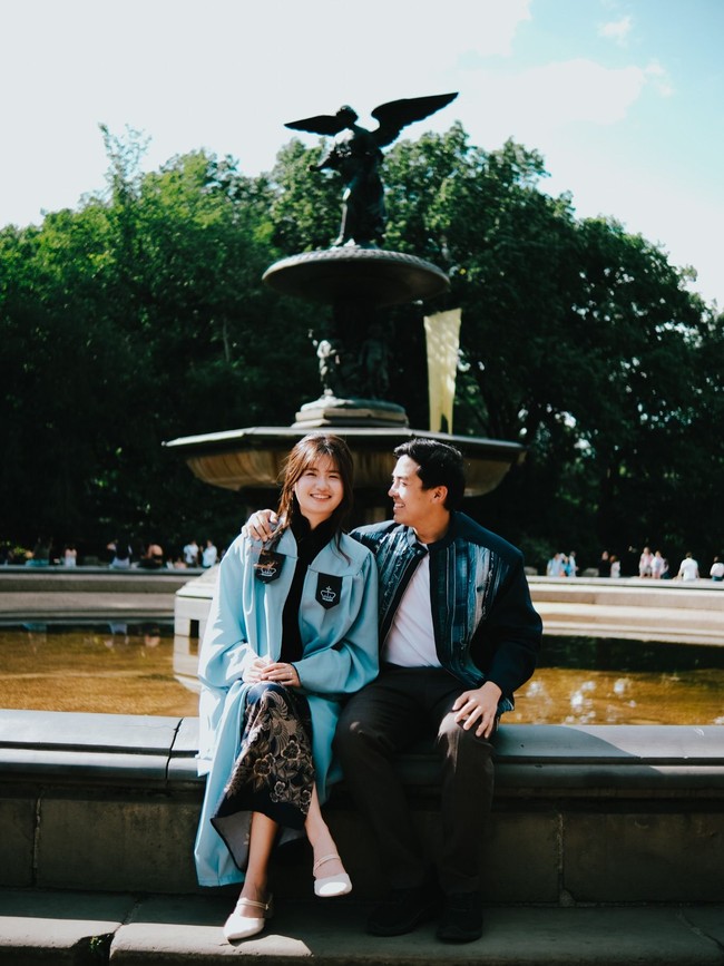 Gracia Caroline yang sering tampil dalam berbagai konten Jerome lulus dengan gelar Master of Science in Architecture and Urban Design bulan lalu. Sebelumnya ia menamatkan S1 di Yokohama National University, Jepang.Foto: Instagram @jeromepolin