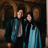 Dalam foto, Gracia tampil cantik dengan atasan berpotongan kebaya modern dan Batik hitam yang dipadukan sepatu loafers.Foto: Instagram @jeromepolin
