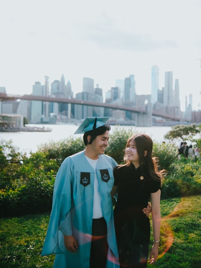 Dalam kesempatan itu, Jerome yang lulusan Universitas Waseda jurusan Matematika Terapan mencoba toga dan baju wisuda Gracia dan berharap bisa menyusul pacarnya. Foto: Instagram @jeromepolin