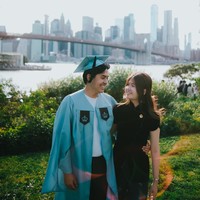 Dalam kesempatan itu, Jerome yang lulusan Universitas Waseda jurusan Matematika Terapan mencoba toga dan baju wisuda Gracia dan berharap bisa menyusul pacarnya. Foto: Instagram @jeromepolin