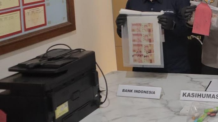 Polisi pamerkan barang bukti kasus peredaran uang palsu di Sleman, Kamis (16/7/2026).