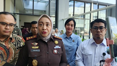 Kajari Lombok Tengah, Putri Ayu Wulandari (tengah), Direktur Utama Perumdam Tiara Lombok Tengah, Bambang Supratomo (kanan baju putih) seusai menggelar seminar hukum tata kelola perusahaan di Praya. Foto: (Edi Suryansyah/detikBali)