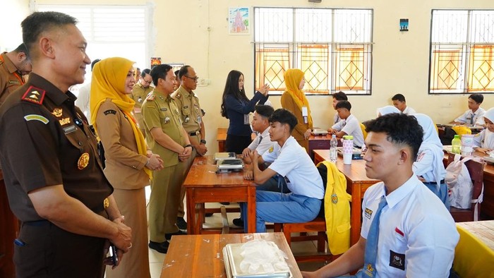Kajati Lampung saat meninjau pelaksanaan MBG di sekolah