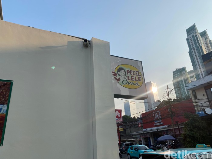 Kalap Makan di Pecel Lele Modern, Cicip Ayam Goreng hingga Sate Jumbo