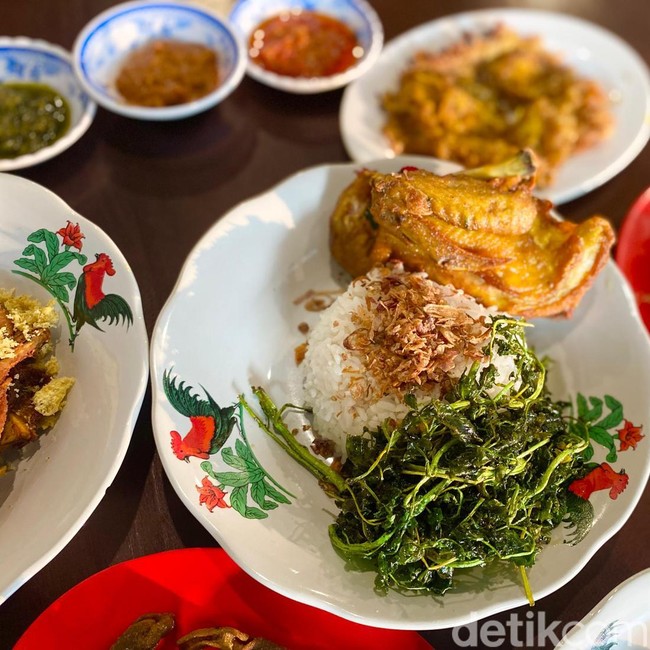 Kalap Makan di Pecel Lele Modern, Cicip Ayam Goreng hingga Sate Jumbo