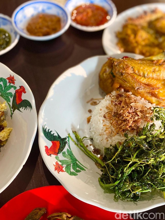 Kalap Makan di Pecel Lele Modern, Cicip Ayam Goreng hingga Sate Jumbo