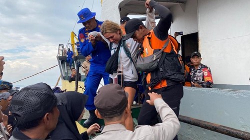 Penumpang kapal wisata yang tenggelam di Perairan Sanggar dievakuasi oleh tim Gabungan di Pelabuhan Bima, NTB, Jumat (17/7/2026). (Dok. Polres Bima Kota)