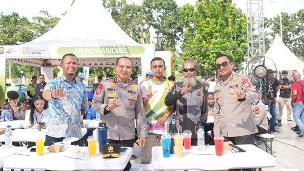 Kapolda Riau Irjen Pol Herry Heryawan turun langsung memantau pengambilan Bib dan racepack Riau Bhayangkara Run 2026.