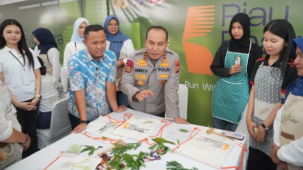 Kapolda Riau Irjen Pol Herry Heryawan turun langsung memantau pengambilan Bib dan racepack Riau Bhayangkara Run 2026. Kapolda Riau Irjen Pol Herry Heryawan turun langsung memantau pengambilan Bib dan racepack Riau Bhayangkara Run 2026.