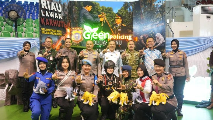 Kapolda Riau Irjen Pol Herry Heryawan turun langsung memantau pengambilan Bib dan racepack Riau Bhayangkara Run 2026.