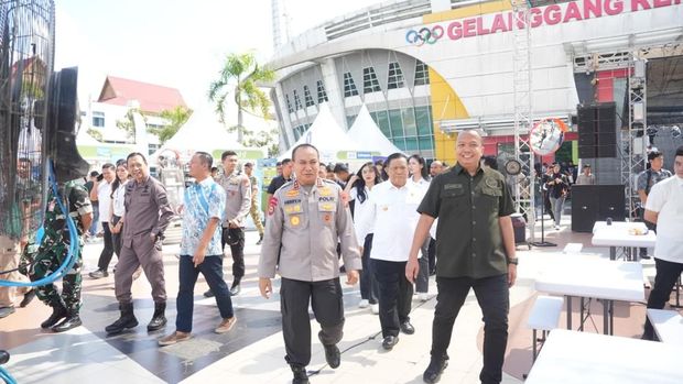 Kapolda Riau Irjen Pol Herry Heryawan turun langsung memantau pengambilan Bib dan racepack Riau Bhayangkara Run 2026. Kapolda Riau Irjen Pol Herry Heryawan turun langsung memantau pengambilan Bib dan racepack Riau Bhayangkara Run 2026.