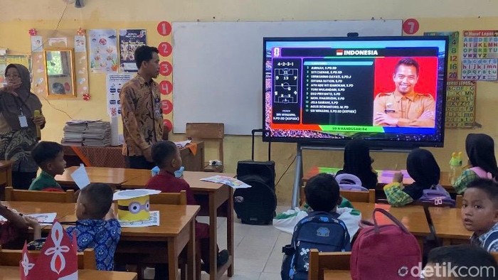 Kegiatan MPLS menampilkan pengenalan guru ala pemain sepakbola.