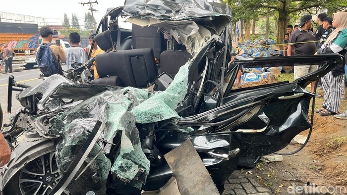 Kondisi salah satu kendaraan yang terlibat tabrakan beruntun di Kecamatan Sibolangit, Deli Serdang.
