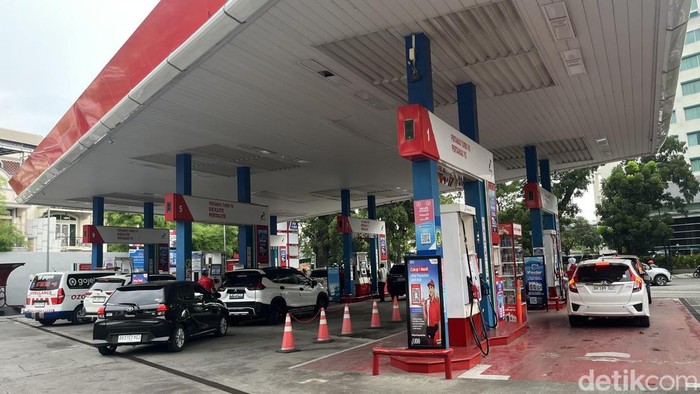 Kendaraan saat isi BBM di SPBU Yos Sudarso Medan. (Foto: Kartika Sari/detikSumut).