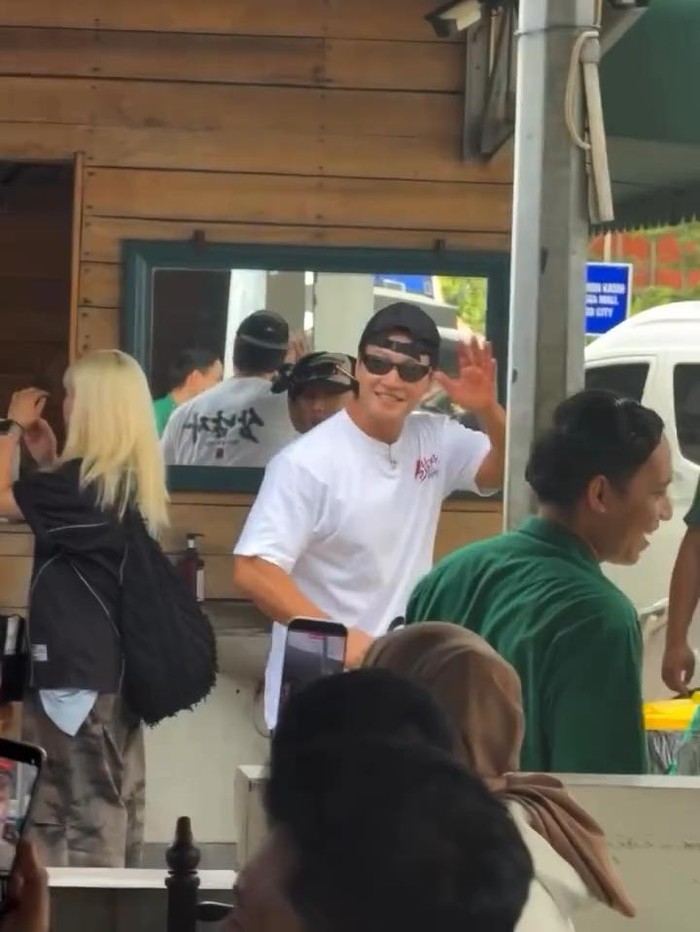 Kim Jong Kook tertangkap kamera netizen saat berada di Manado, Sulawesi Utara.