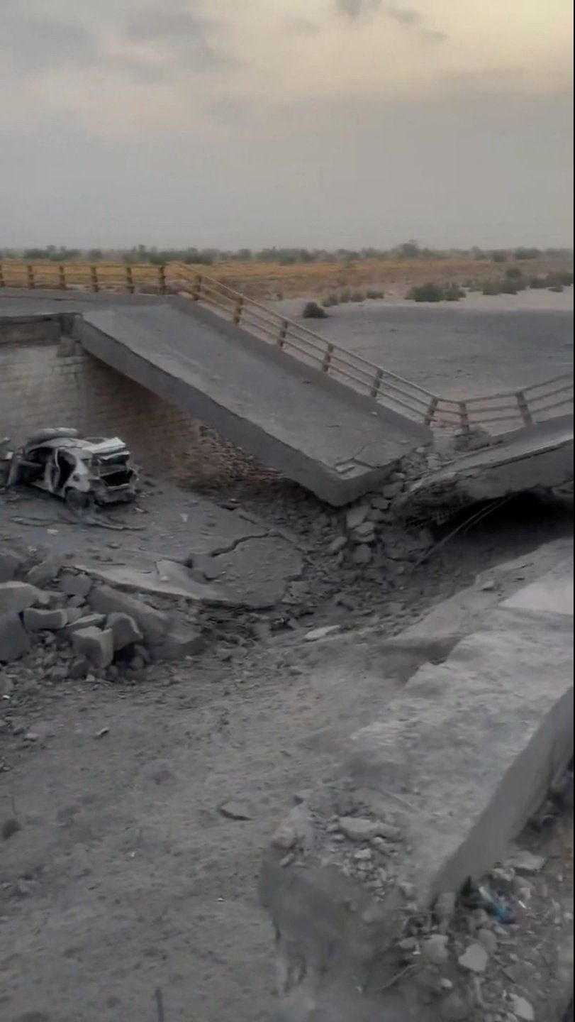 Kondisi jembatan yang rusak akibat serangan AS, di Bandar Khamir, provinsi Hormozgan, Iran, Jumat (17/7/2026). (Social Media/via REUTERS)