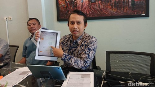 Kuasa hukum Bripda MCG, Abdul Kasim, saat menunjukkan bukti percakapan WhatsApp di kantornya, Jumat (17/7/2026).