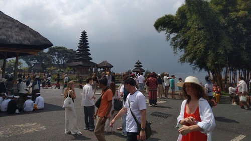 Kunjungan turis ke DTW Ulun Danu Beratan, Kecamatan Baturiti, Tabanan. (Krisna Pradipta/detikBali)