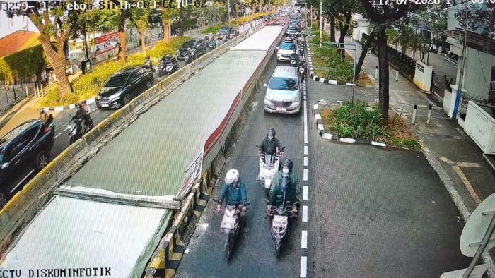 Lalu lintas (lalin) di Jalan Kebon Sirih, Jakarta Pusat, macet pagi ini. Kemacetan tersebut imbas adanya perbaikan jalan. (Dok TMC Polda Metro Jaya).