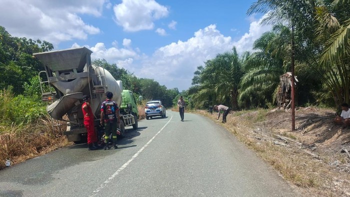 Lokasi kecelakaan antara truk molen dengan sepeda motor di Teluk Bayur, Berau. (Istimewa)