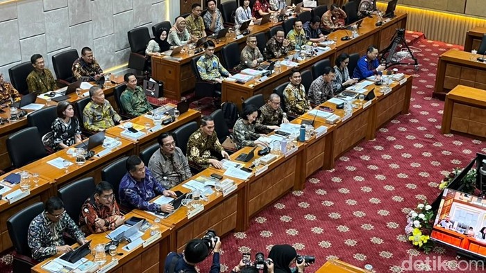 m Menteri P2MI Mukhtarudin rapat kerja bersama Komisi IX DPR (Anggi/detikcom).
