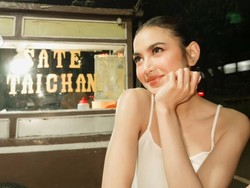 Gaya Mahalini Makan di Pinggir Jalan, Cantik Simpel Pakai Tank Top