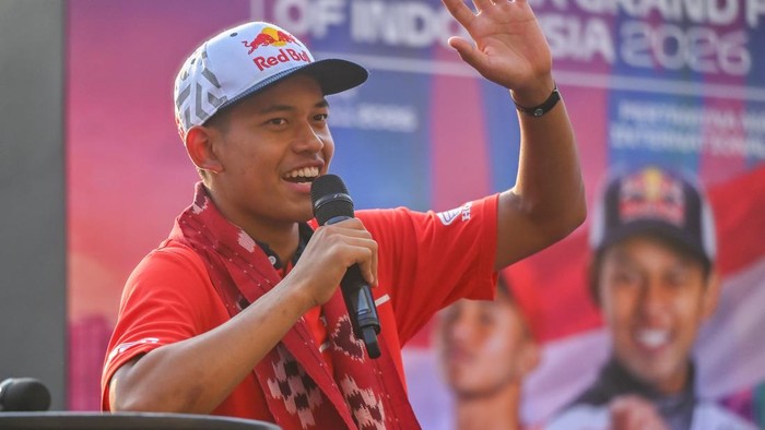 Pembalap Moto2 Mario Suryo Aji (kiri) dan Pembalap Moto3 Veda Ega Pratama (kanan) menyapa penggemarnya saat Homecoming Tour Local Heroes Indonesia di Sarinah, Jakarta, Jumat (17/7/2026). Kegiatan tersebut merupakan rangkaian dari Pertamina Grand Prix